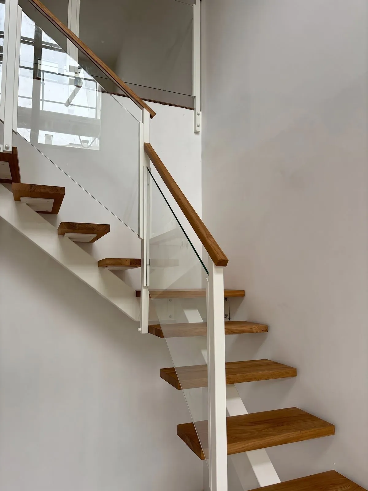 Escalier 1/4 tournant avec palier et main courante en bois — Marseille