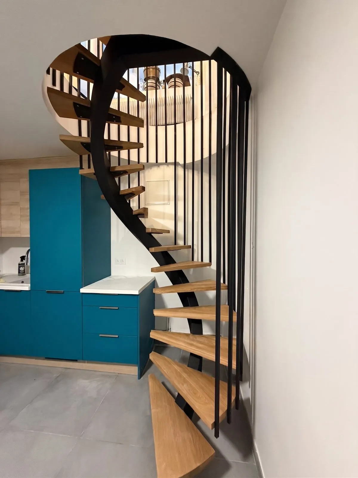 Escalier hélicoïdal chêne et acier — Boulogne-Billancourt