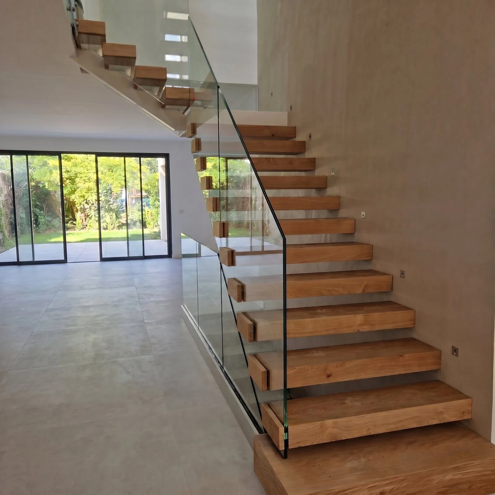 Escalier 1/4 tournant suspendu avec palier en verre — Nice