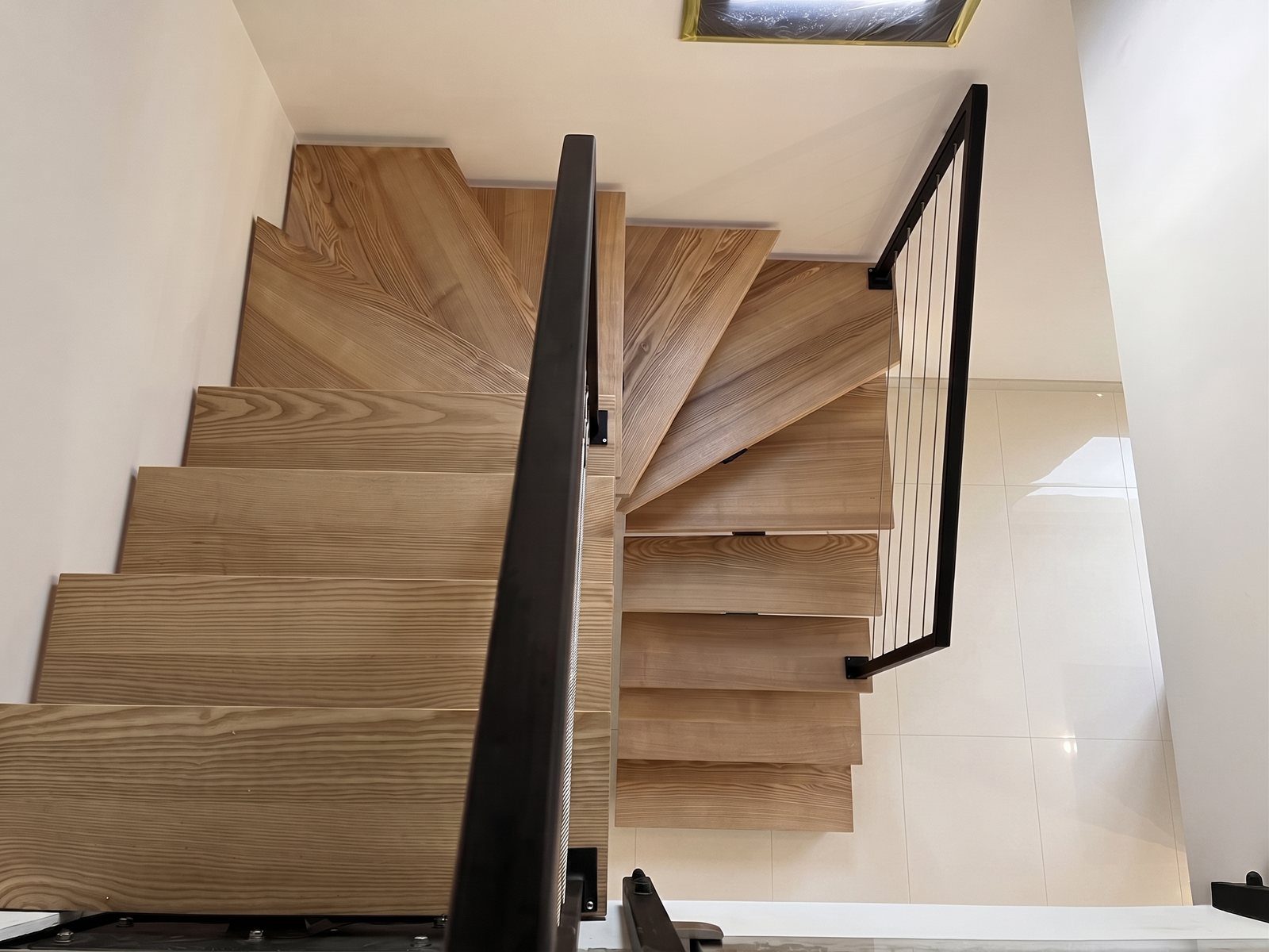 Escalier 2/4 tournant à limon central débillardé — Vieux-Thann