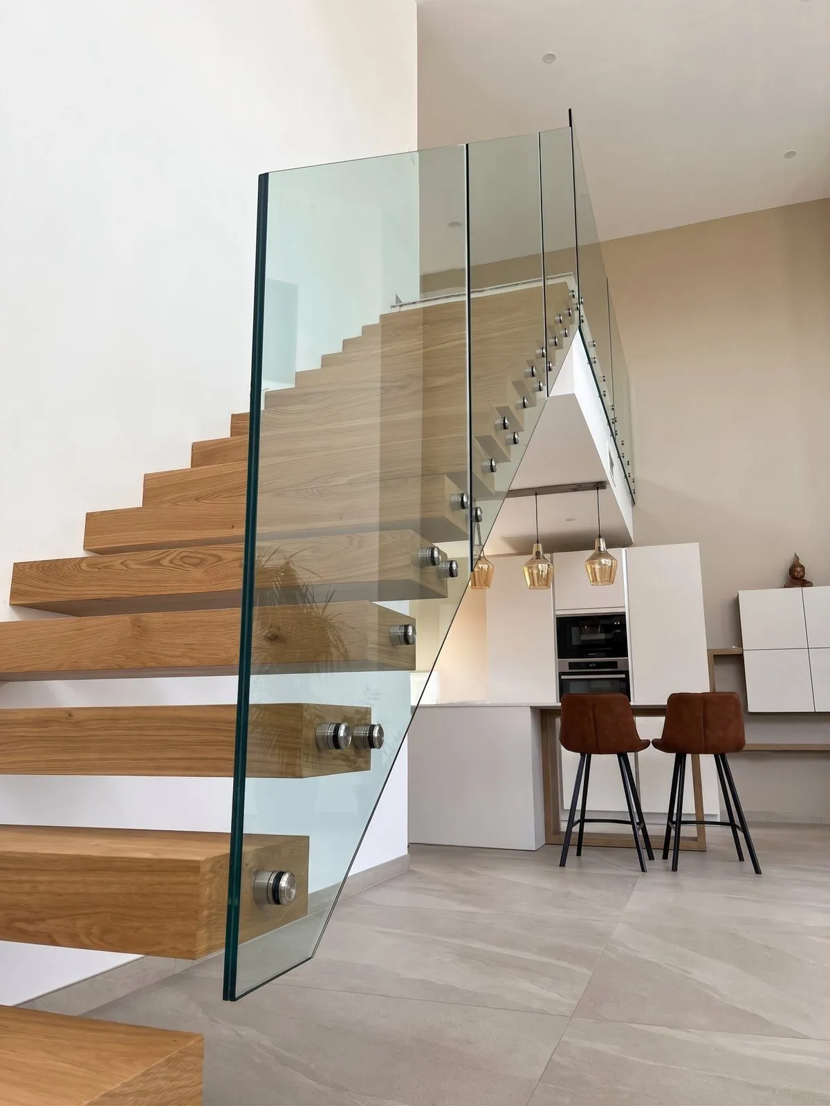Escalier suspendu, garde-corps full verre