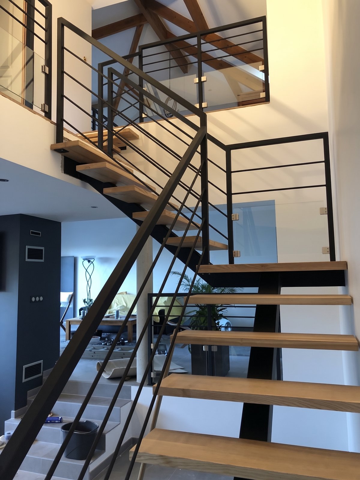 Escalier contemporain acier et bois