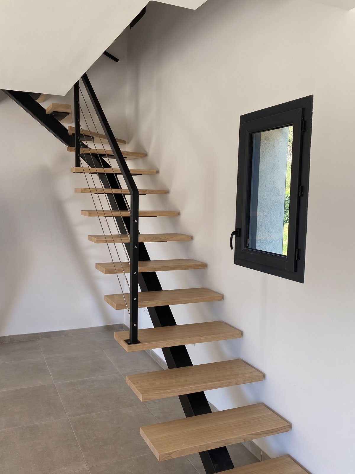 Escalier design en acier et bois