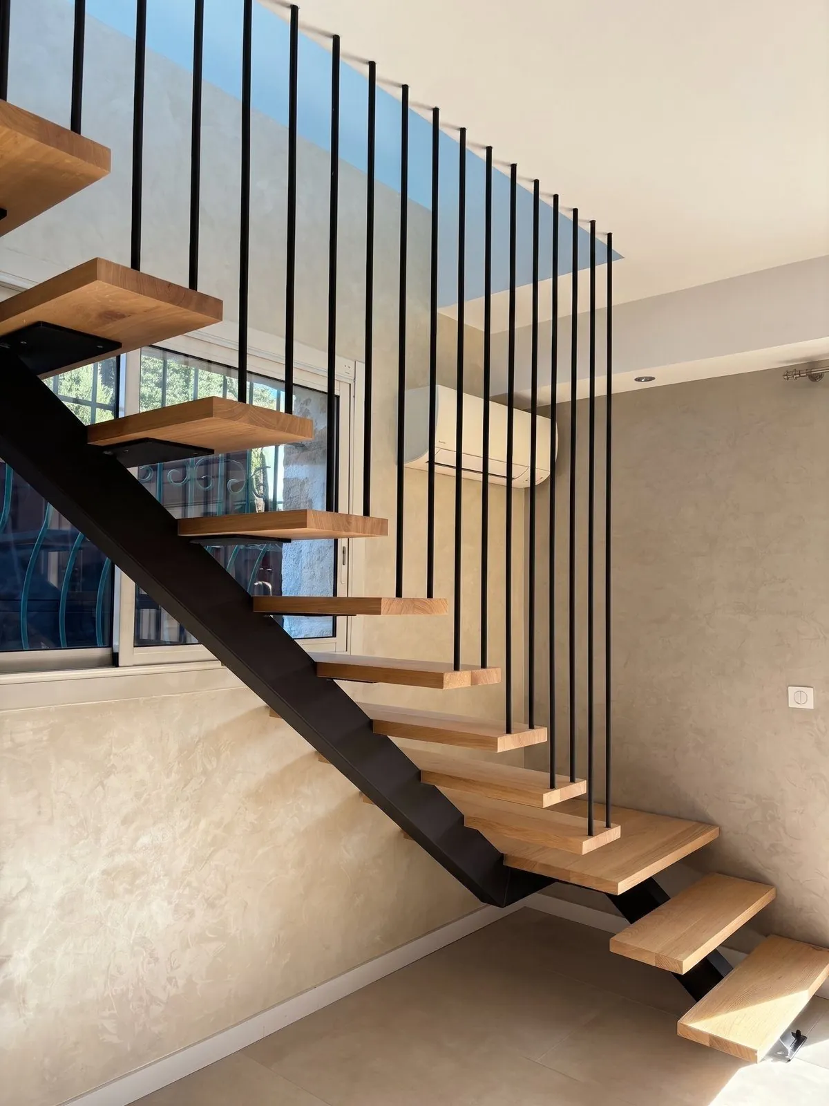 Escalier design en acier et bois — Nice
