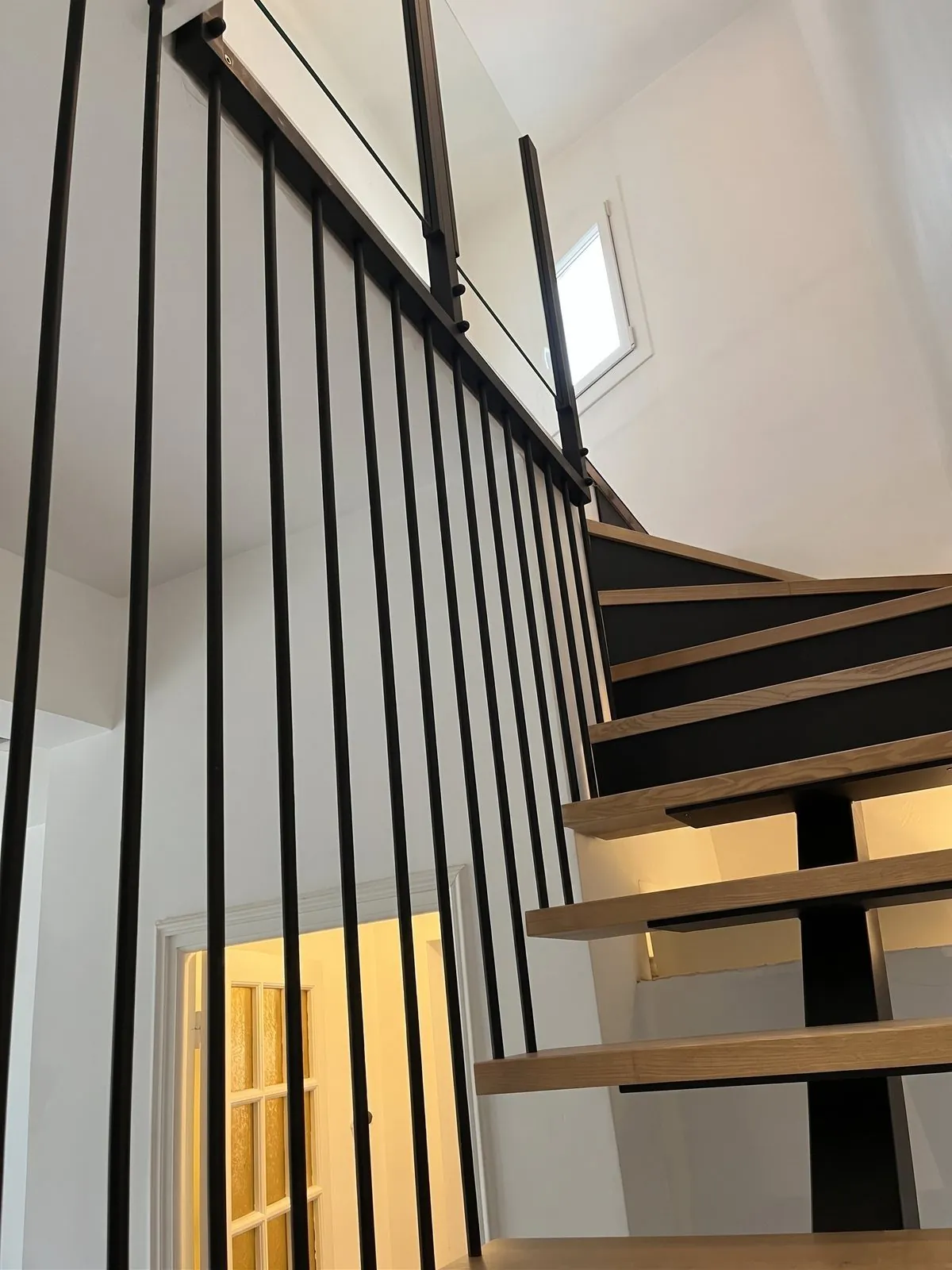 Escalier 1/4 tournant avec contre marche et garde-corps barreaux verticaux — Haguenau