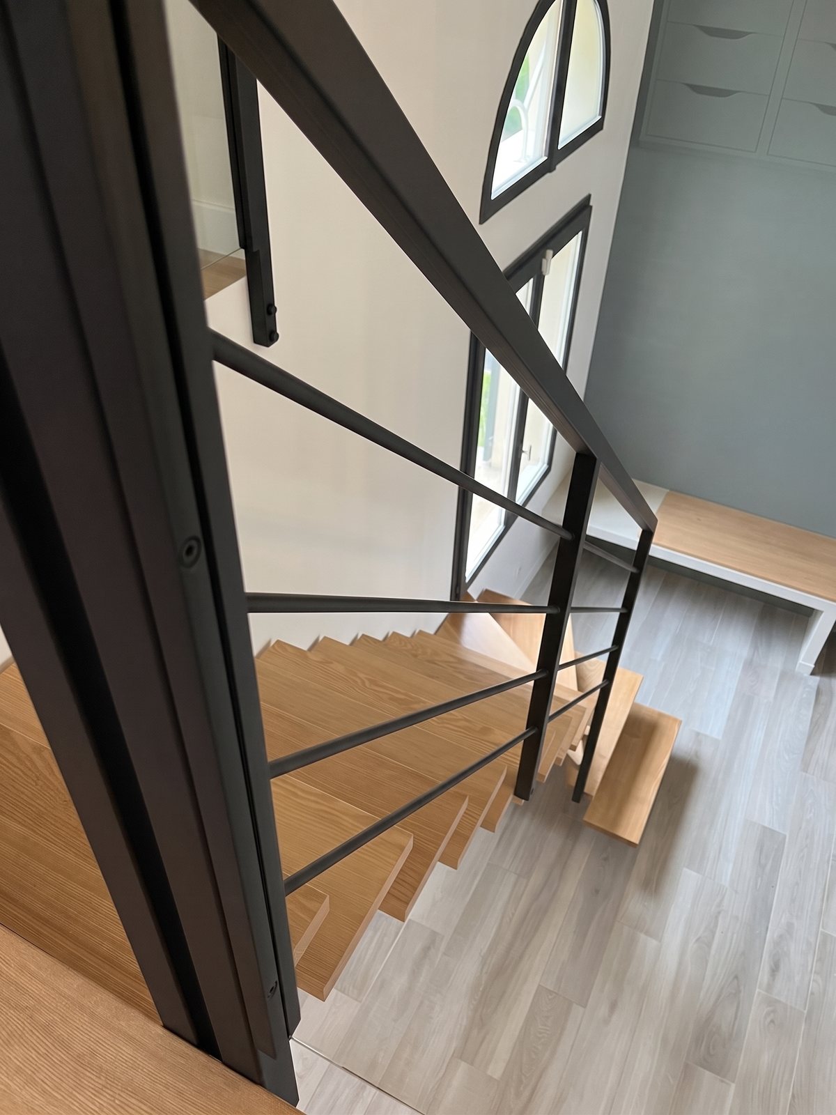 Escalier 1/4 tournant à limon central avec garde-corps à barreaux horizontaux