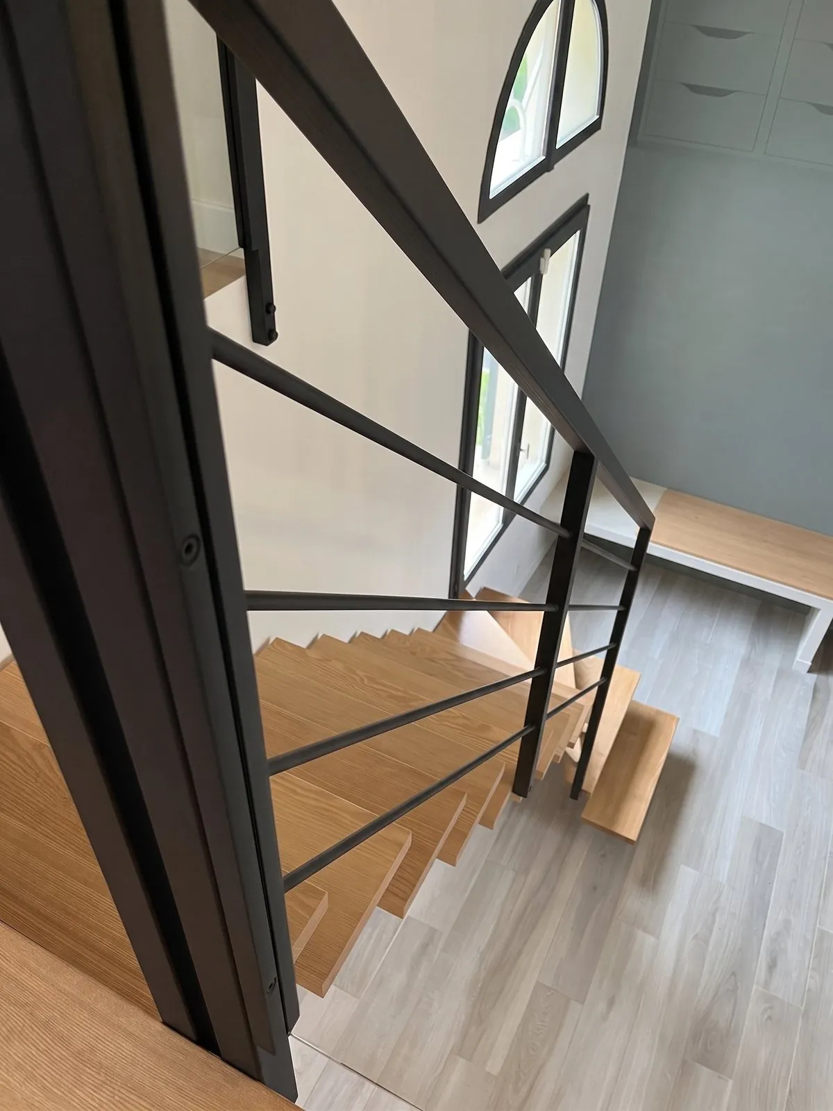 Escalier 1/4 tournant à limon central avec garde-corps à barreaux horizontaux — Anduze