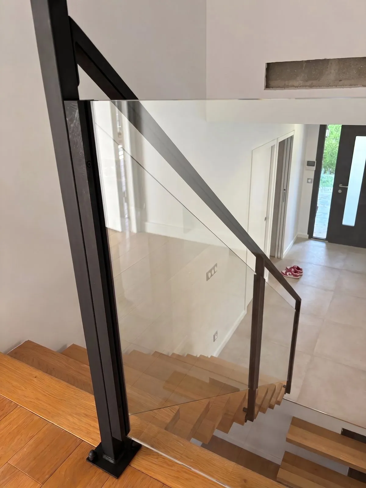 Escalier droit avec garde-corps verre — Cannes