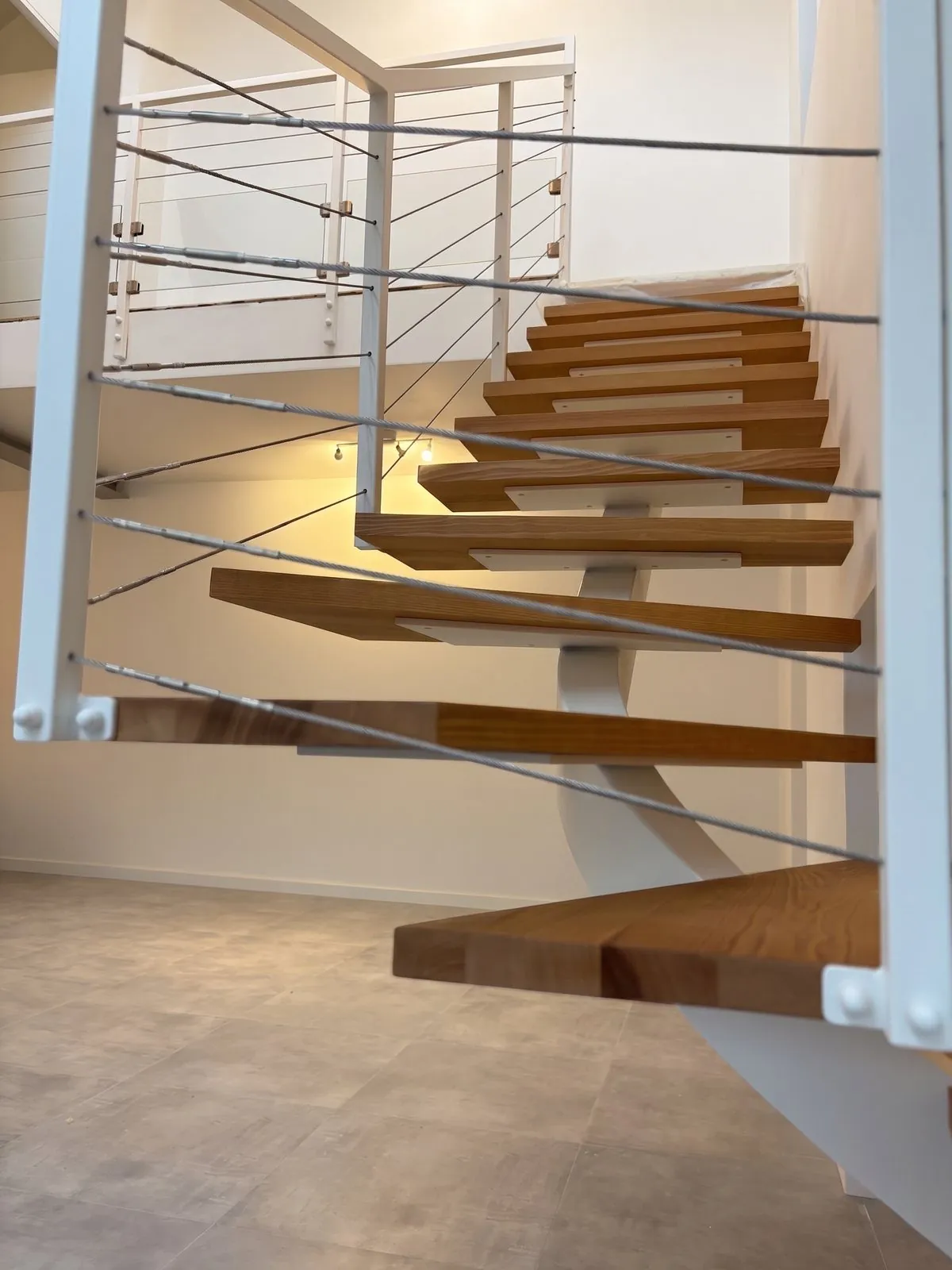 Escalier 1/4 tournant à limon central débillardé avec garde-corps à câbles tendus — Vincennes