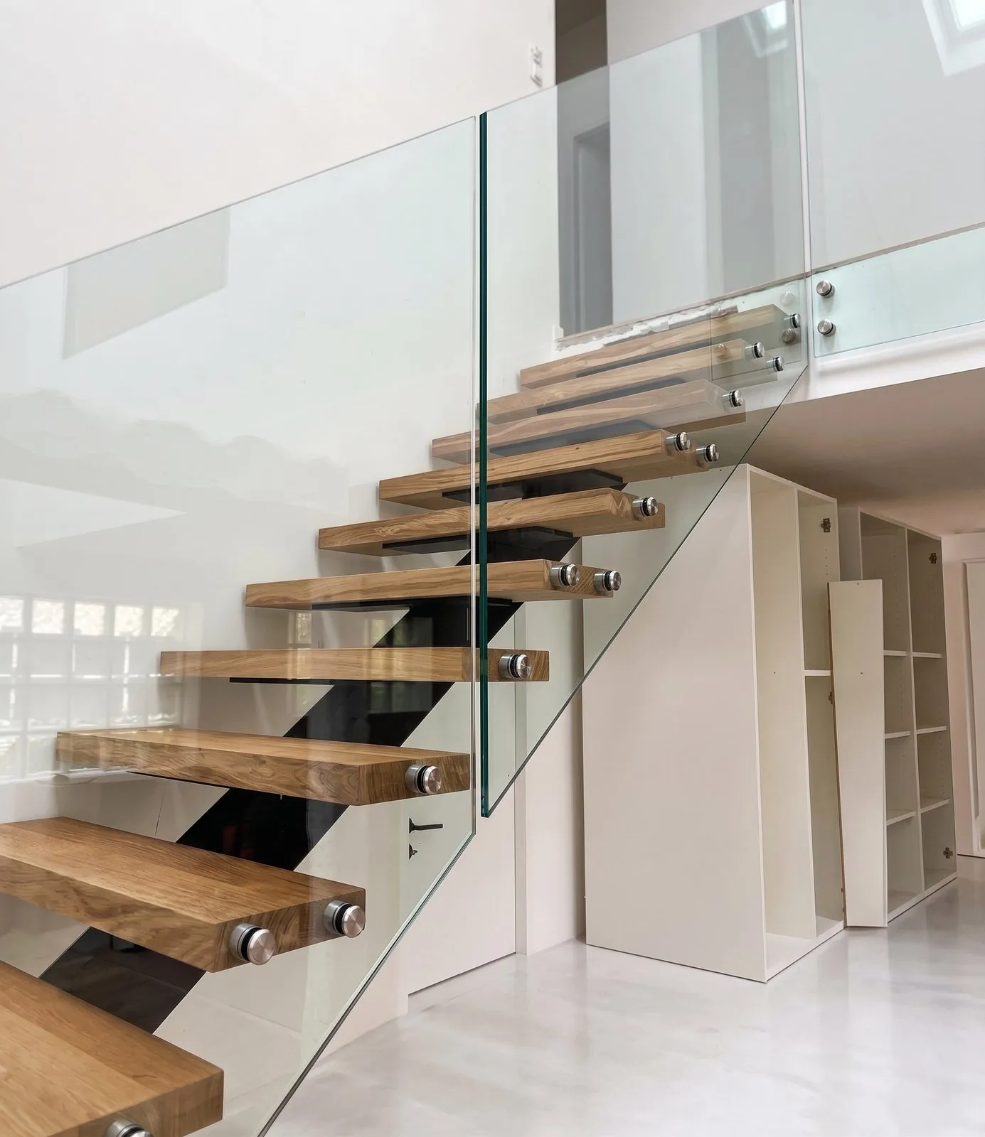 Escalier droit à limon central avec garde-corps tout verre — Sommières