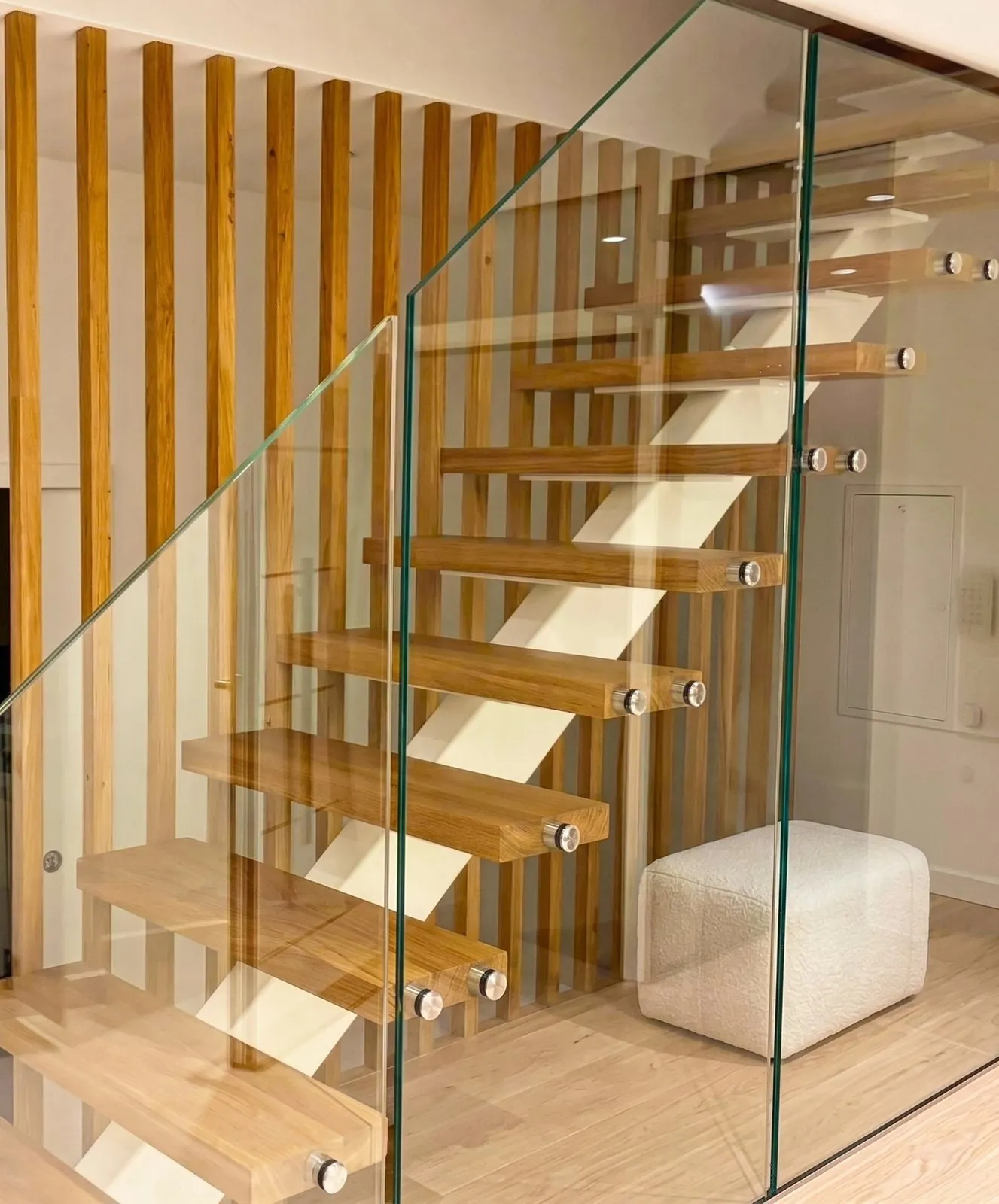 Escalier droit à limon central avec claustra bois — Antibes
