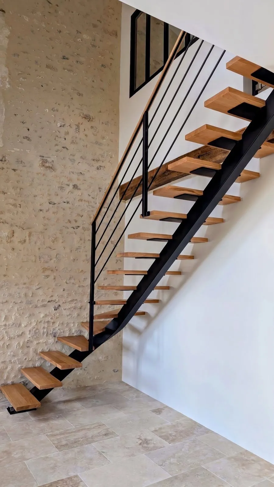 Escalier 1/4 tournant à limon central débillardé — Montpellier