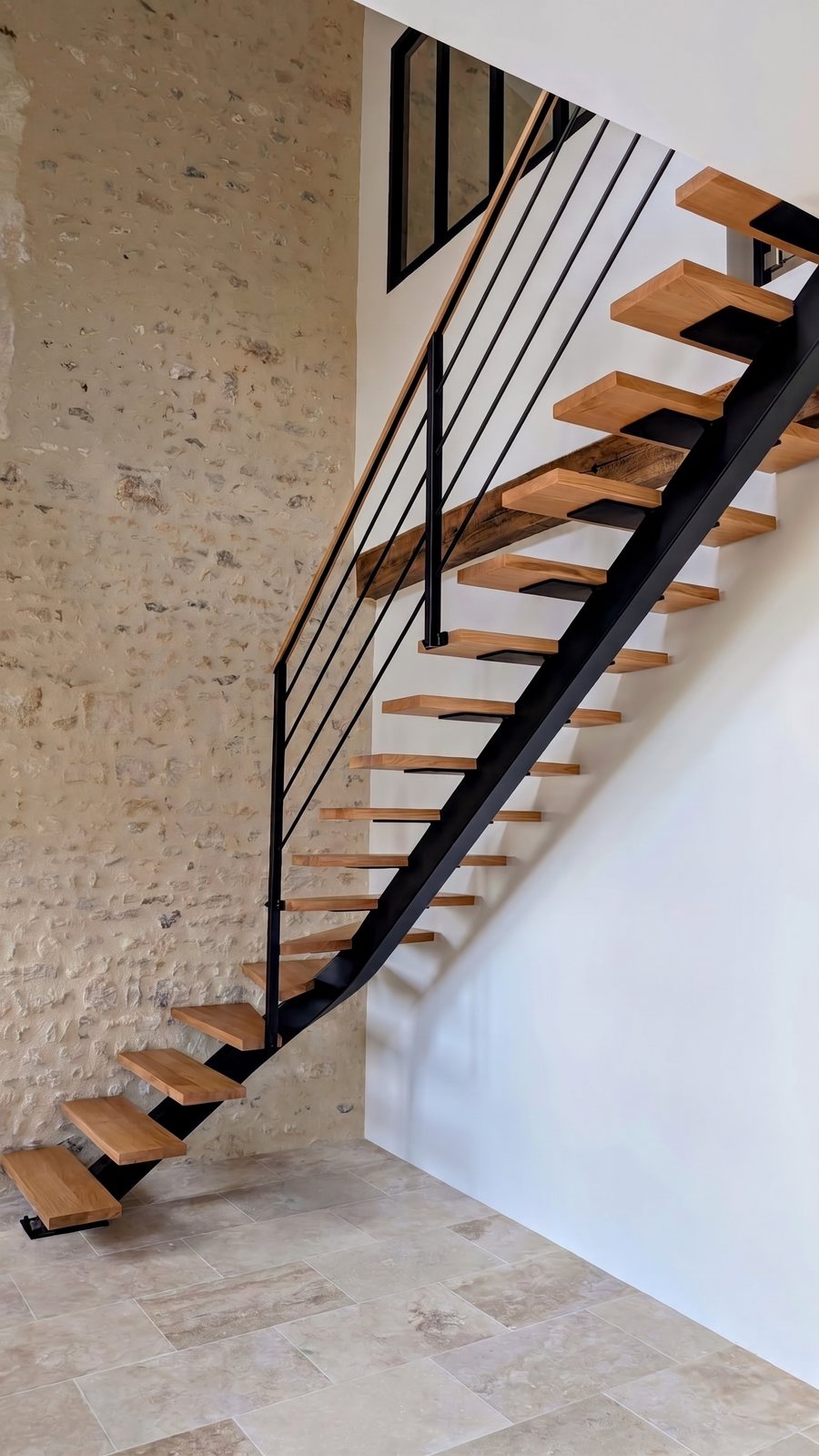Escalier 1/4 tournant à limon central débillardé