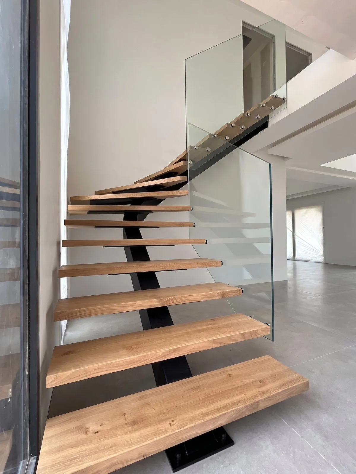 Escalier 1/4 tournant à limon central débillardé — Boulogne-Billancourt