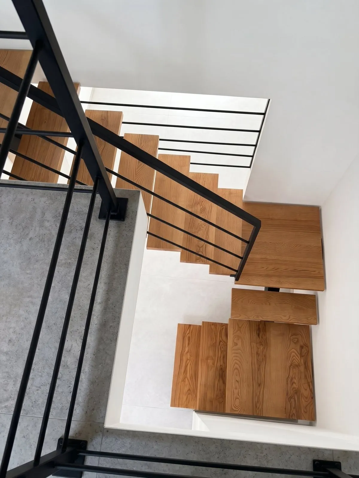 Escalier 2/4 tournant à limon central avec palier — Versailles