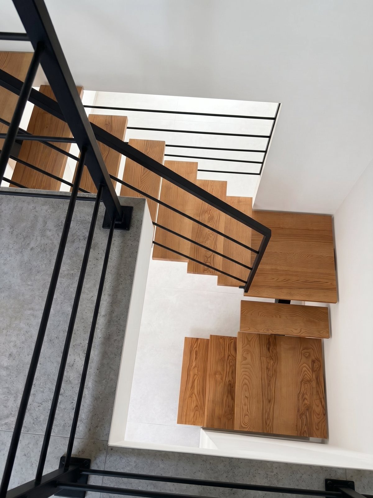 Escalier 2/4 tournant à limon central avec palier — Versailles