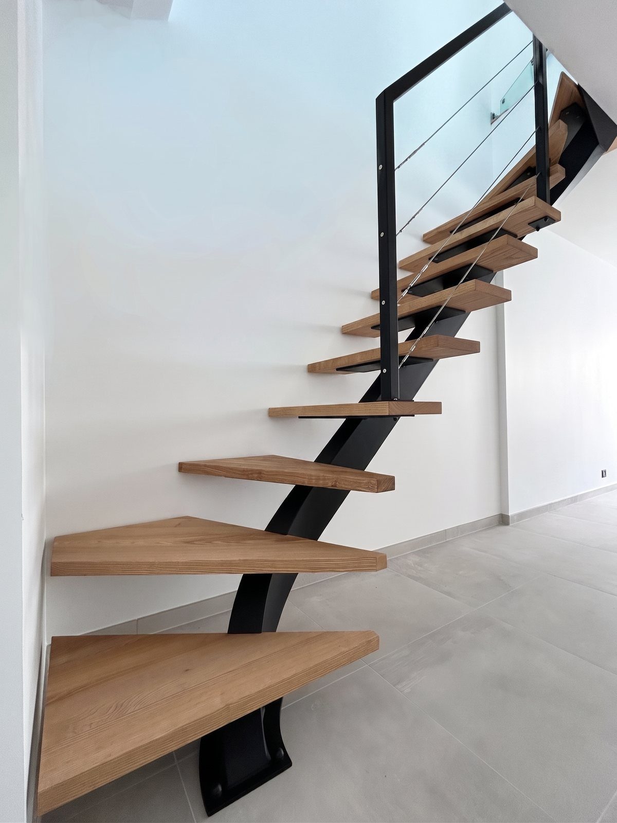 Escalier 1/4 tournant à limon central débillardé — Uzès