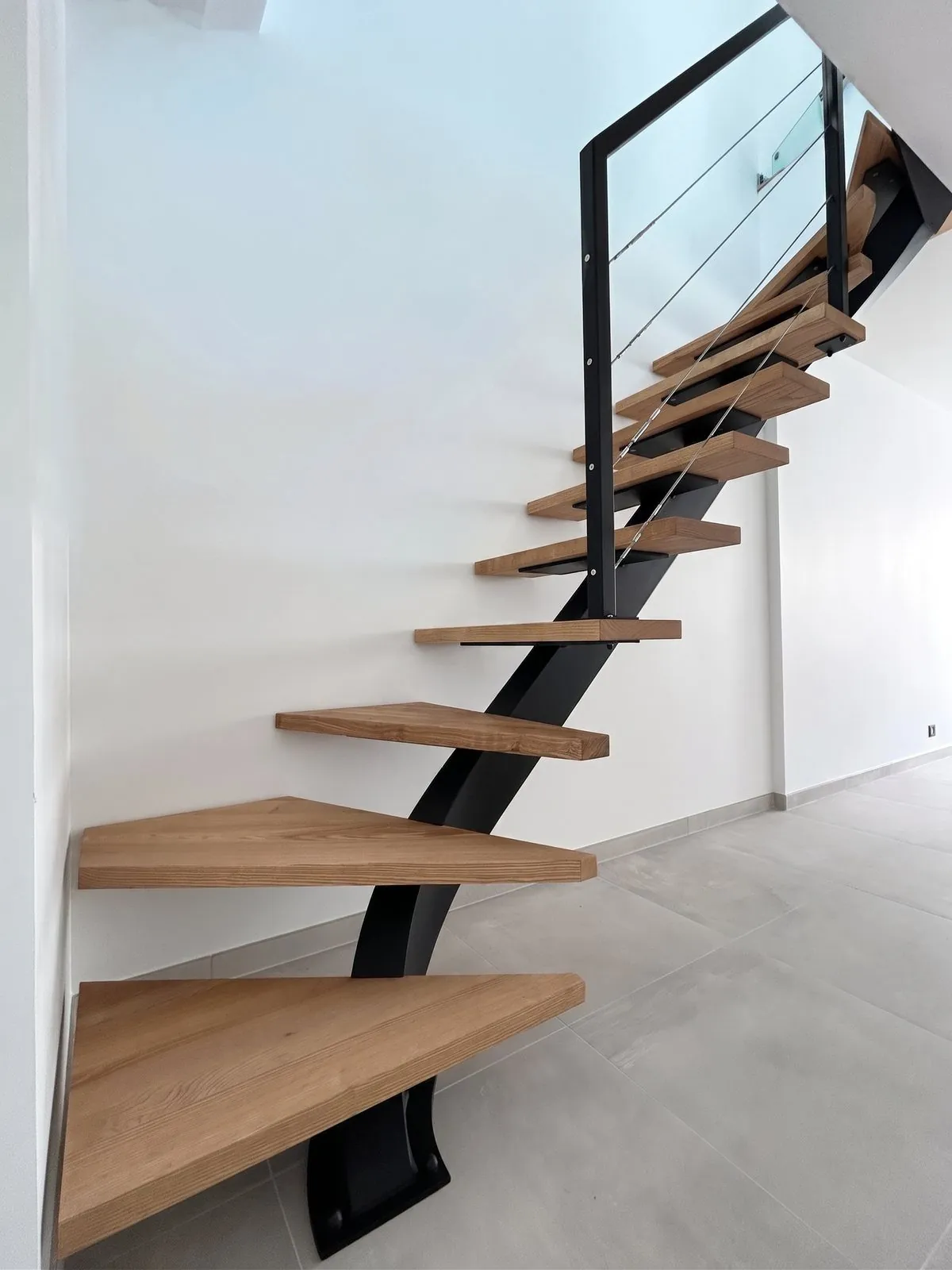 Escalier 1/4 tournant à limon central débillardé — Uzès