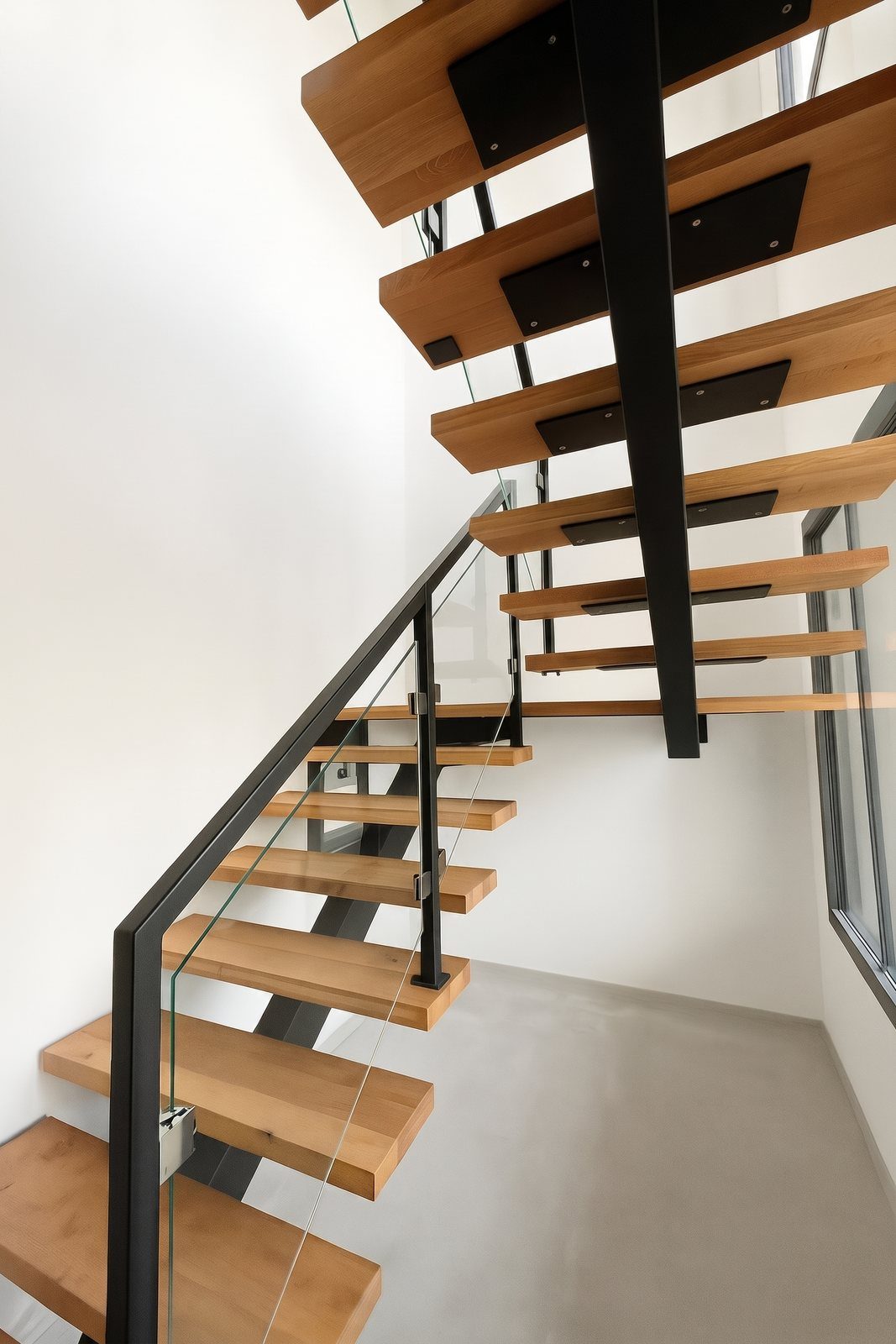 Escalier 2/4 tournant avec palier et garde-corps verre — Aix-en-Provence