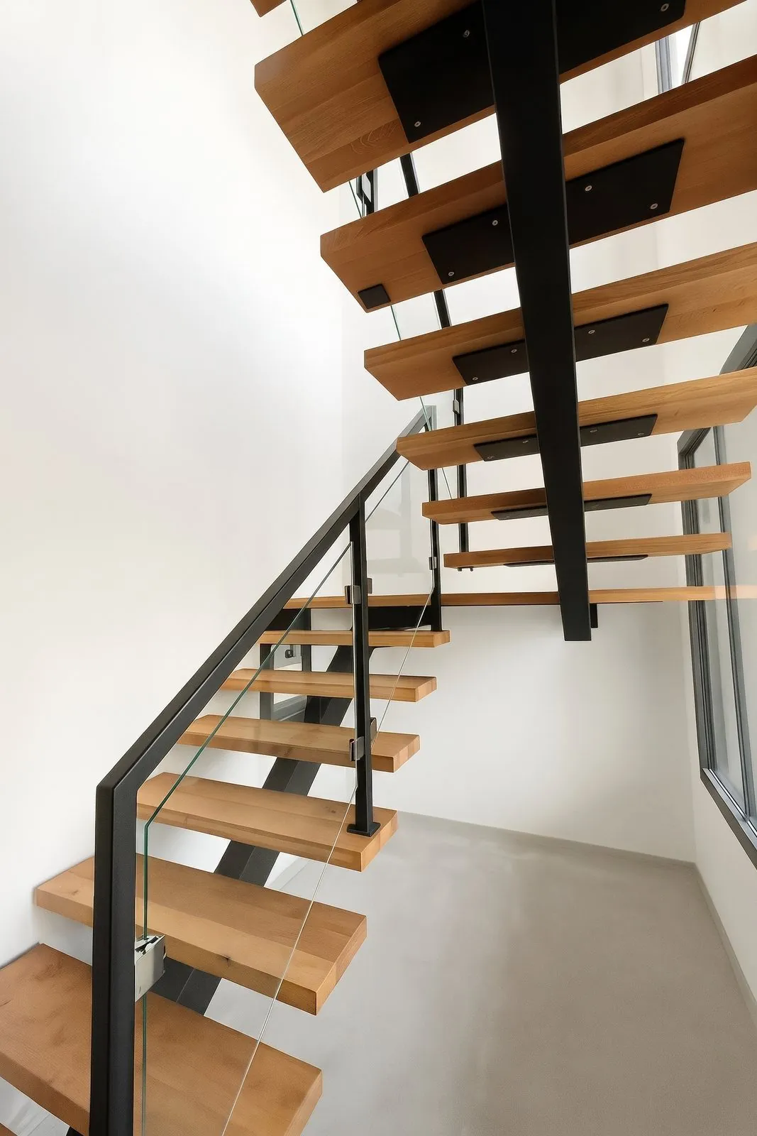 Escalier 2/4 tournant avec palier et garde-corps verre — Aix-en-Provence