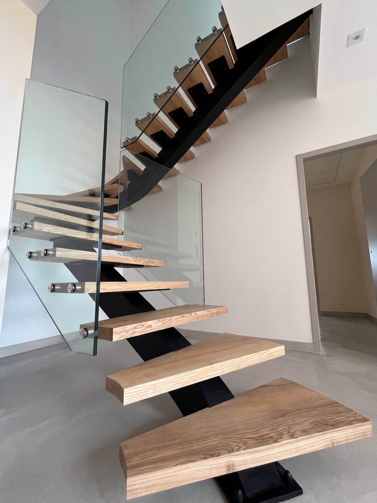 Escalier 2/4 tournant à limon central avec garde-corps tout verre — Vieux-Thann