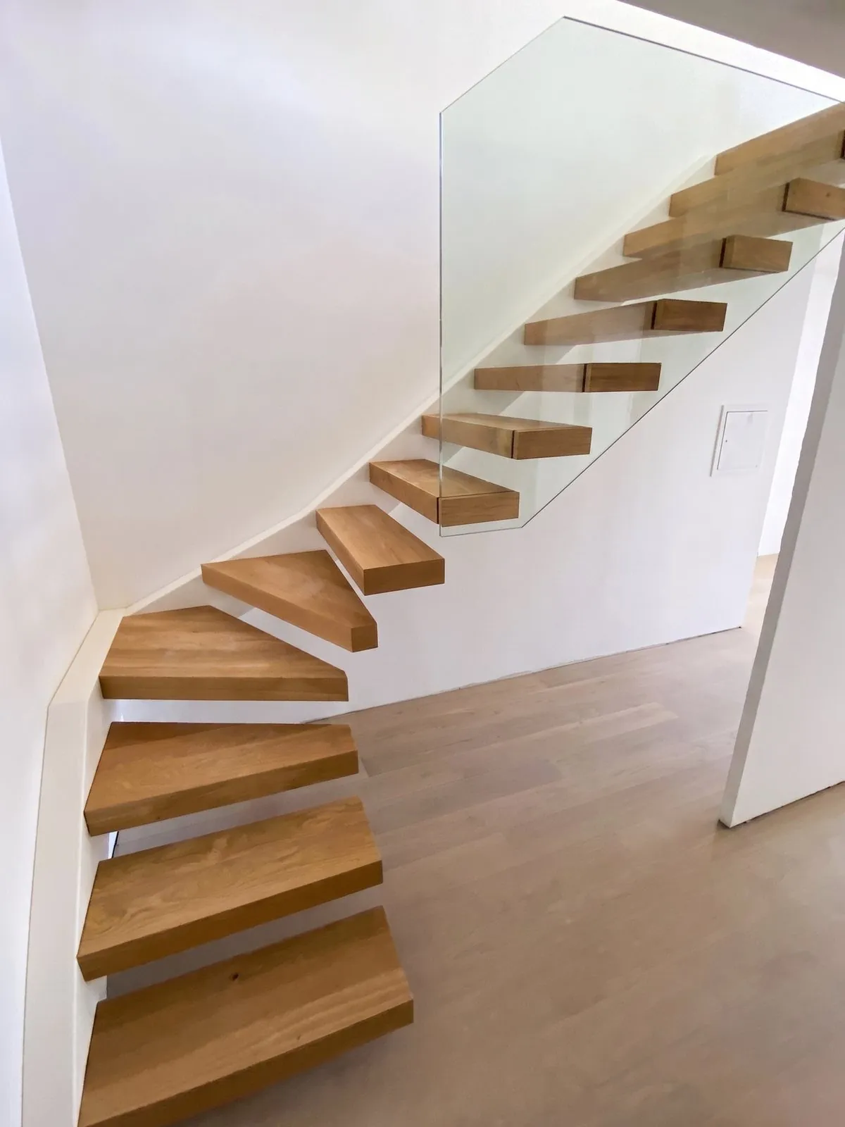 Escalier suspendu 1/4 tournant modèle ADDA — Neuilly-sur-Seine