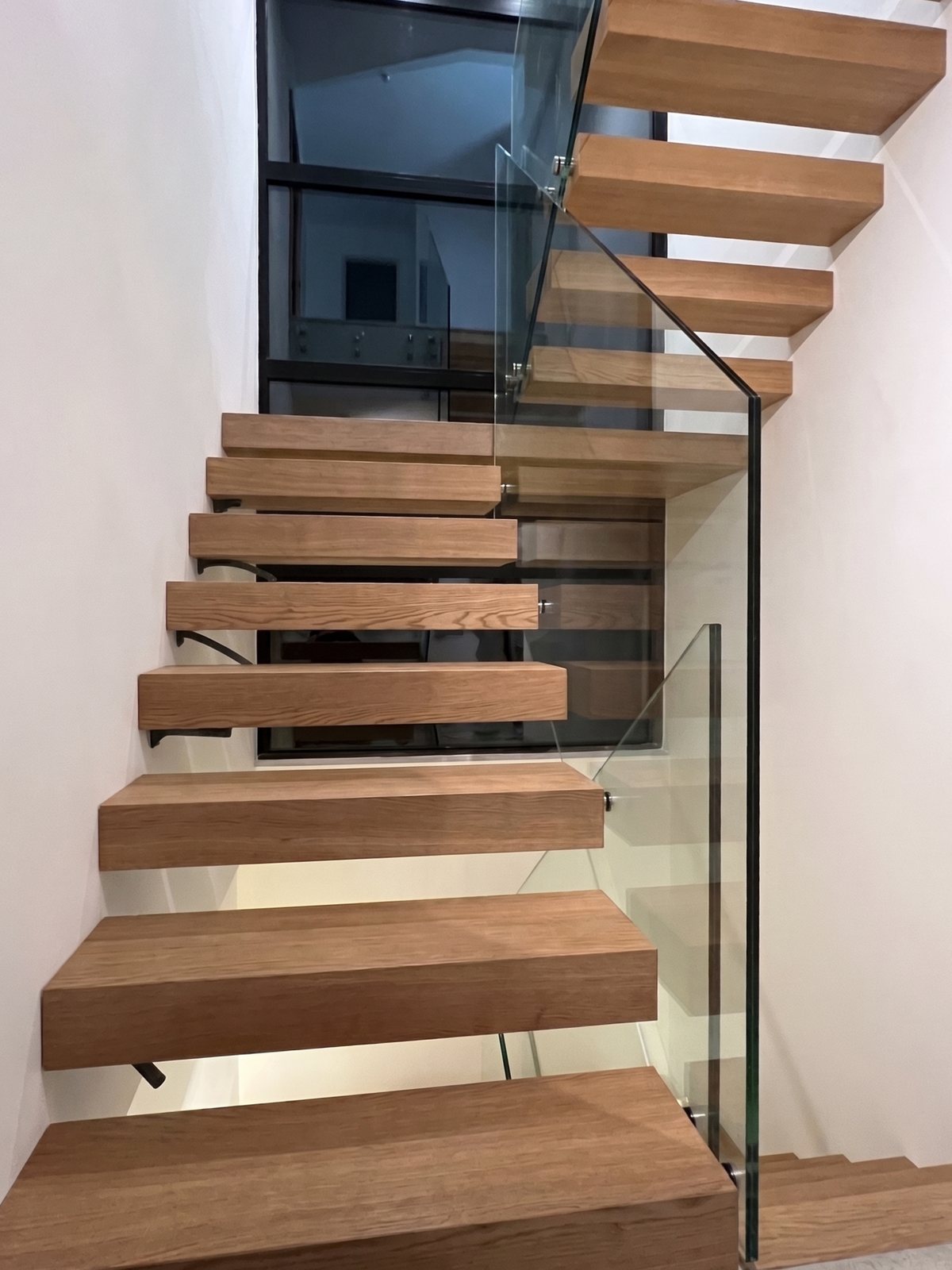 Escalier suspendu 2/4 tournant avec palier de repos
