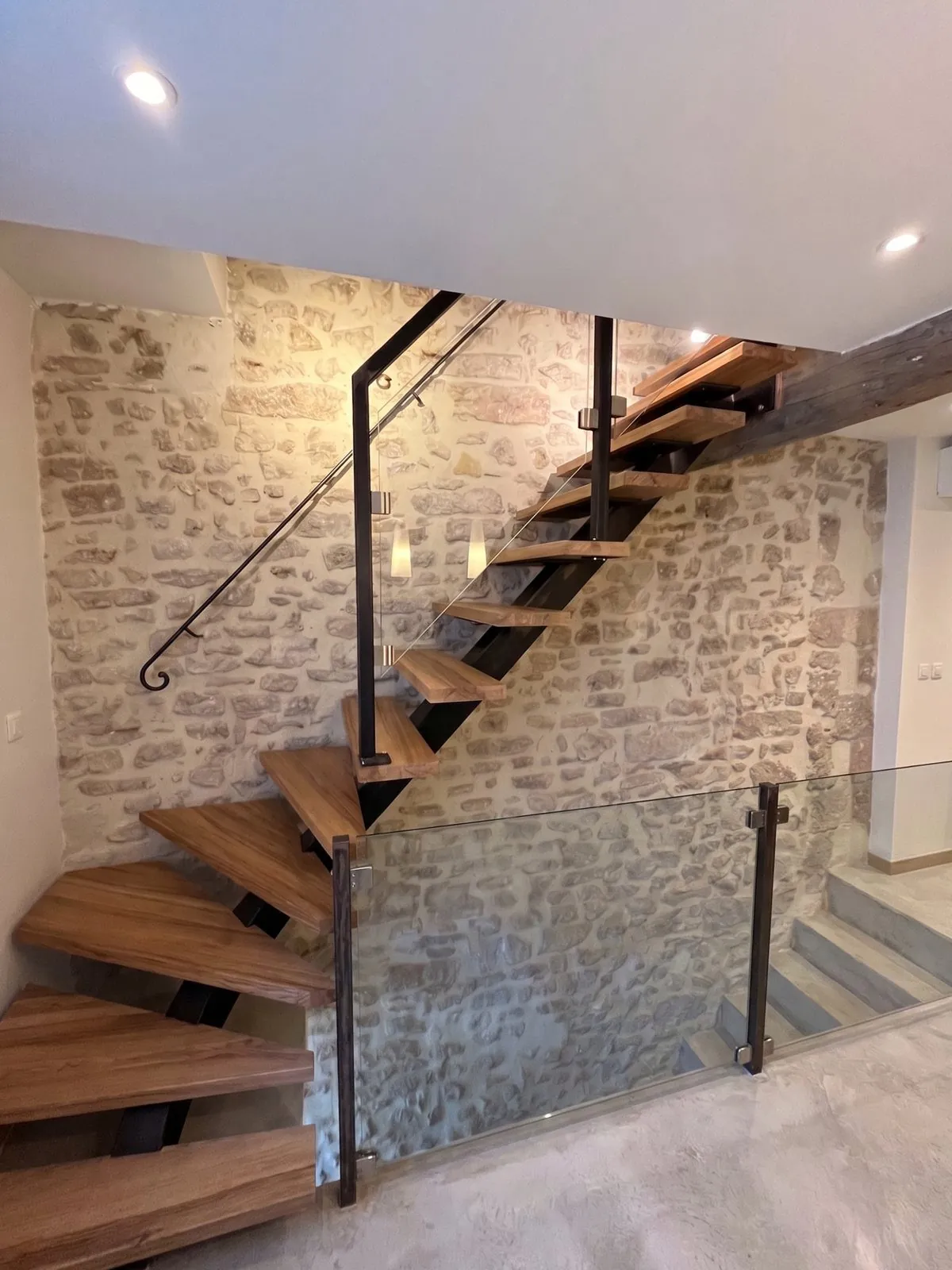 Escalier 2/4 tournant à limon central avec palier — Sélestat