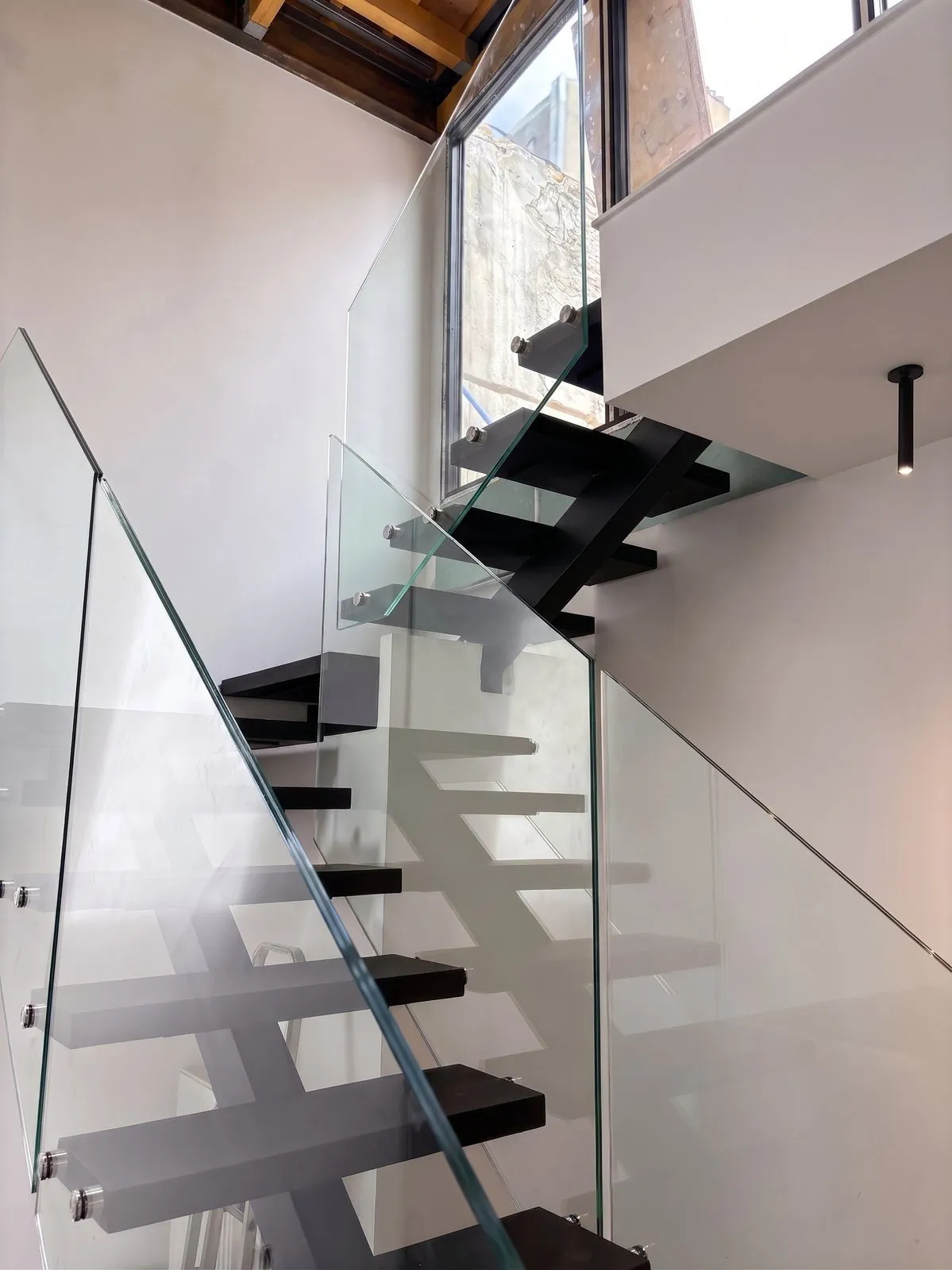 Escalier 2/4 tournant avec palier & garde-corps full verre — Paris