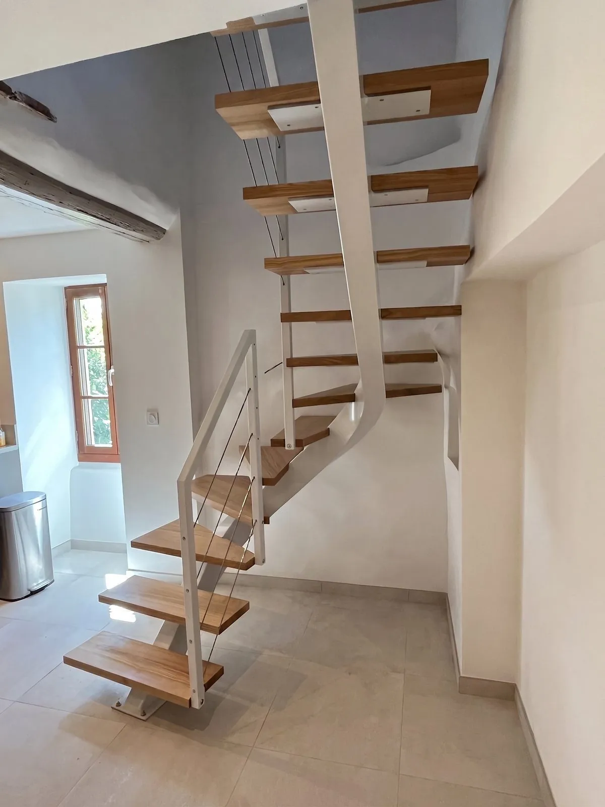 Escalier 2/4 tournant à limon central débillardé — Strasbourg